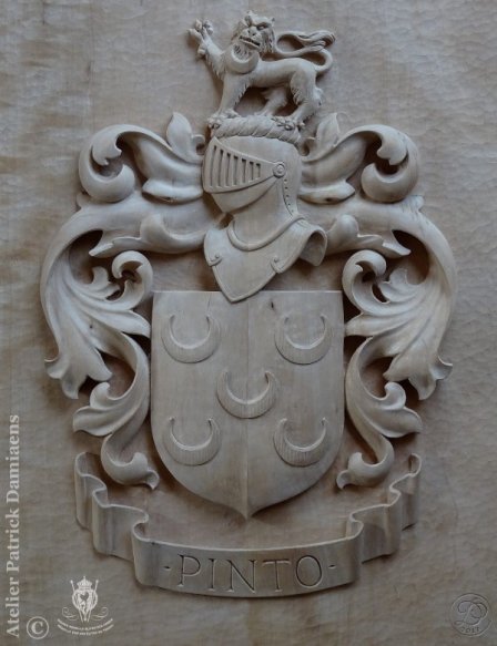 Armoiries héraldiques de la famille PINTO sculptées sur un panneau (Suisse)