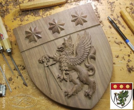 Blason de la famille ELM sculpté dans le bois (Australie) | Sculpture sur bois d'armoiries 