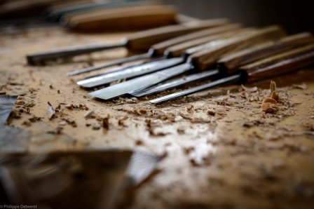 Burins pour sculpture sur bois sur l'établi de l'atelier