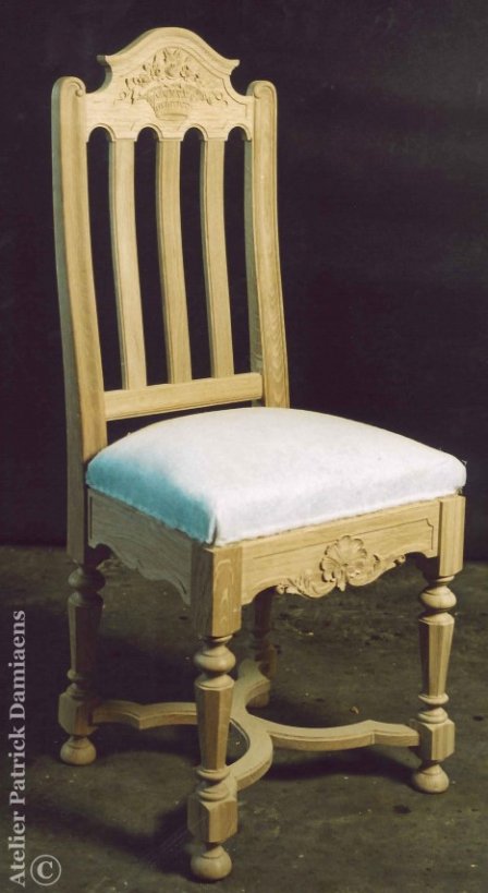 Chaise liégeoise avec ornements personnalisés