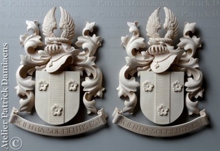 Deux petites versions d'un blason familial Belge en bois sculpté