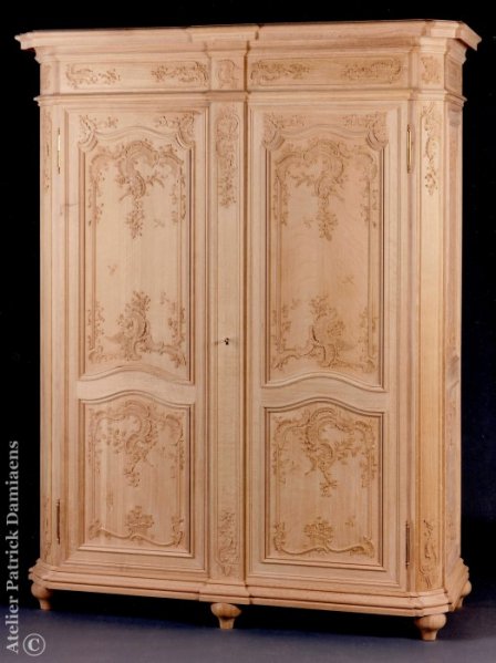Garde-robe liégeois en style Louis XV | Meuble sculpté