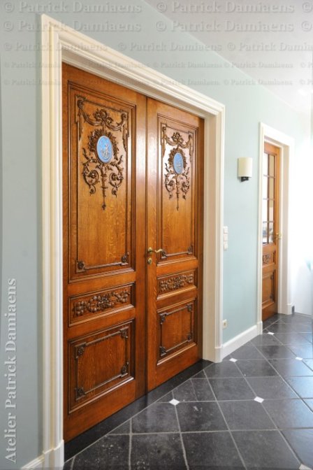 Grande double porte de style Liégeois | Medaillon en Wedgewood sur une porte
