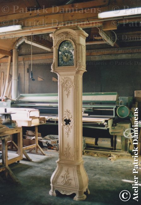 Horloge liégeoise à gaine, en chêne sculpté |  Horloge à gaine liégeois