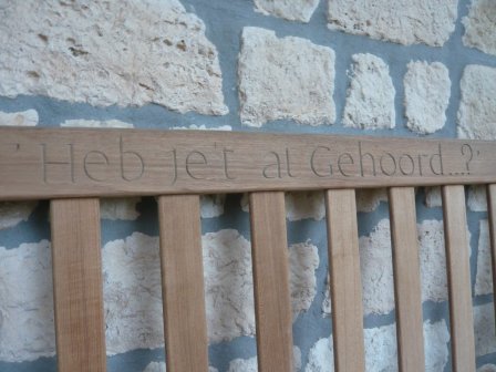 Inscription sur banc de jardin