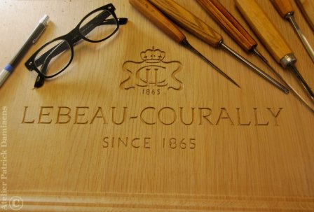 Logo d'entreprise sculpté sur bois | Lebeau-Courally logo bois sculpté