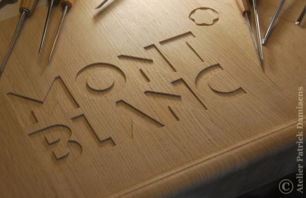 Logo Mont Blanc stylos sculptés sur bois