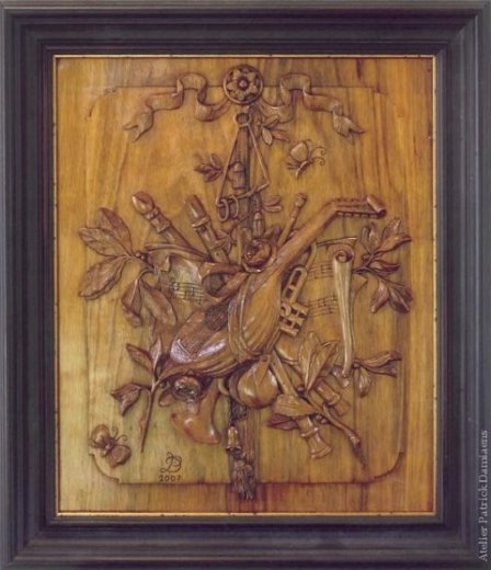 Panneau dècoratif avec trophèe thème musique | Un trophée sculpté en bois