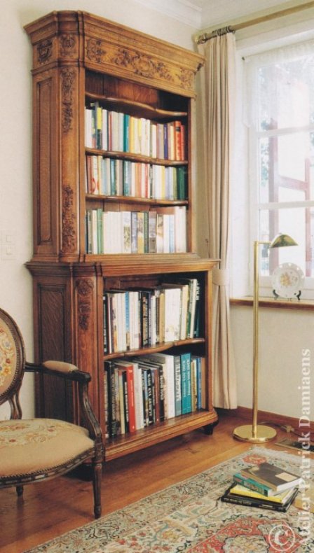 Petit meuble de bibliothèque avec ornements de style liégeois