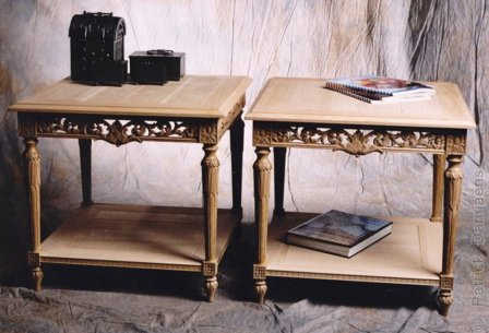 Table d'appoint décorée de plusieurs sculptures | Fabrication artisanale bois sculpté