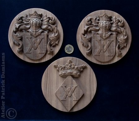 Trois petites armoiries de famille miniatures en noyer | Armoiries Odink Pays-Bas