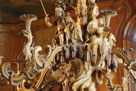 un lustre en bois sculpté musée du design a gand