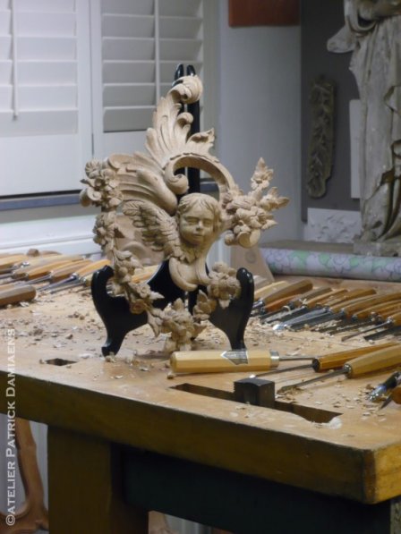 Un ornement style rococo sculpté en bois