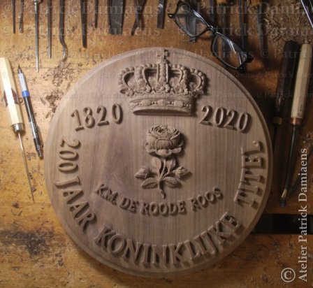 Une médaille en bois sculpté | une médaille commémorative en bois | De Roode Roos a Hasselt (B)